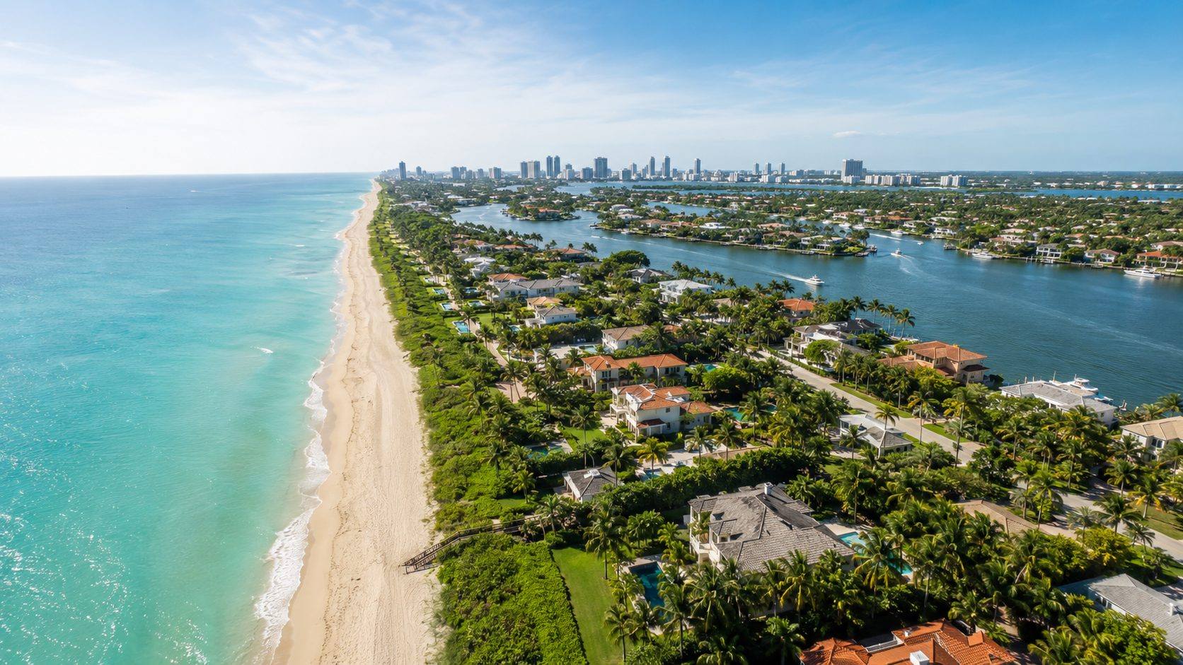 Vista aérea de la costa del sur de Florida con el skyline de Miami al fondo